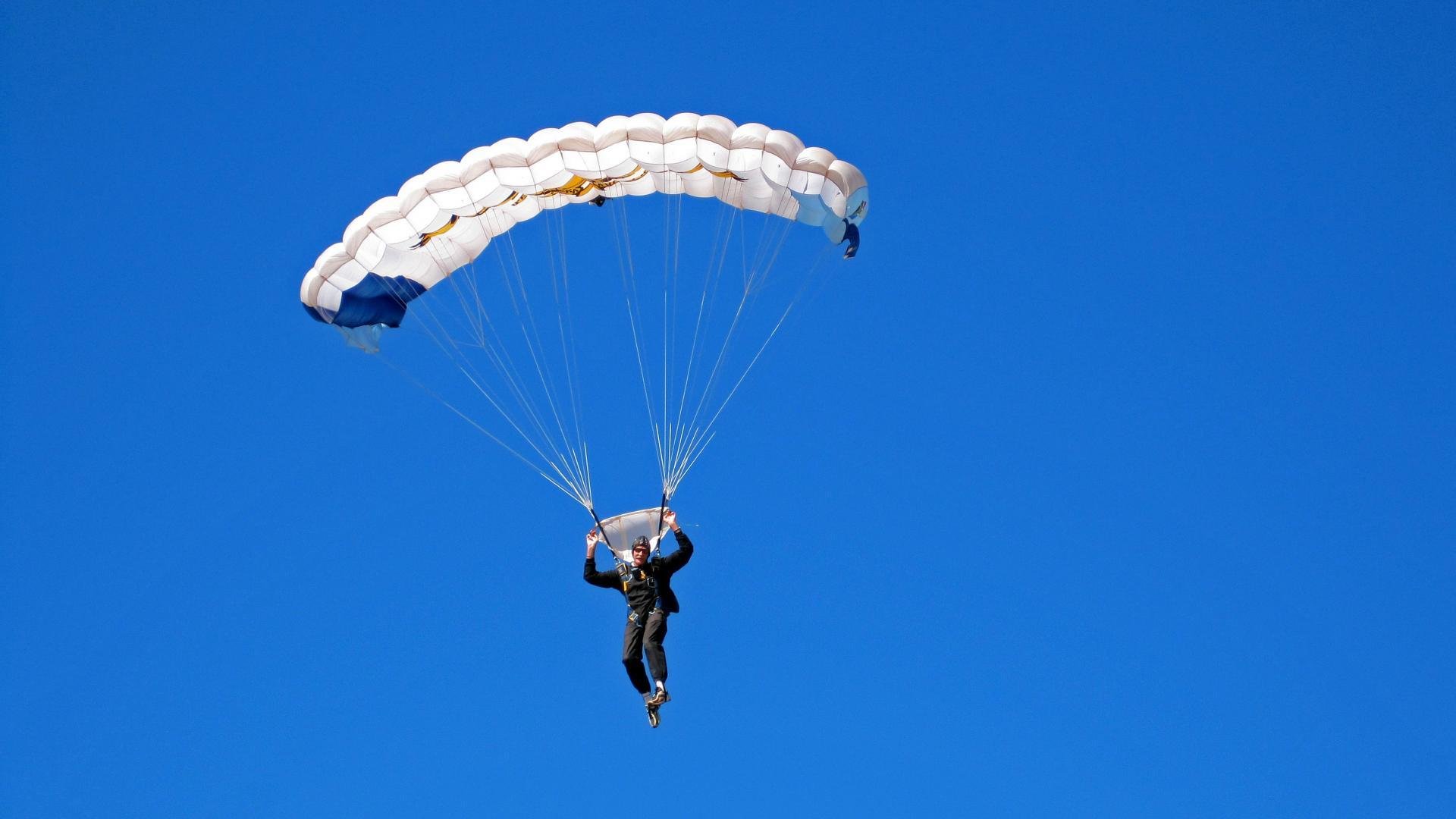 F1街道赛之夜，马克西的胜负手时刻，改写城市赛道历史